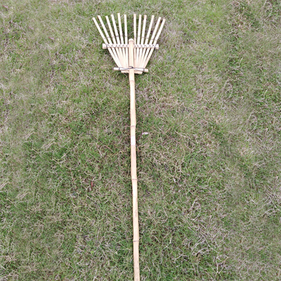 El jardín hecho a mano del rastrillo de bambú natural rastrilla la ayuda de la grada modificada para requisitos particulares