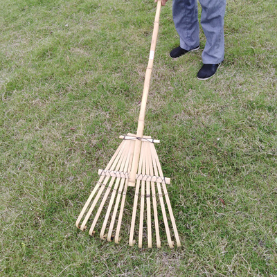 Rastrillo de bambú hecho a mano el 1.40m 12 dientes para el barrido seco y el jardín de las hojas que limpian los rastrillos de jardín naturales